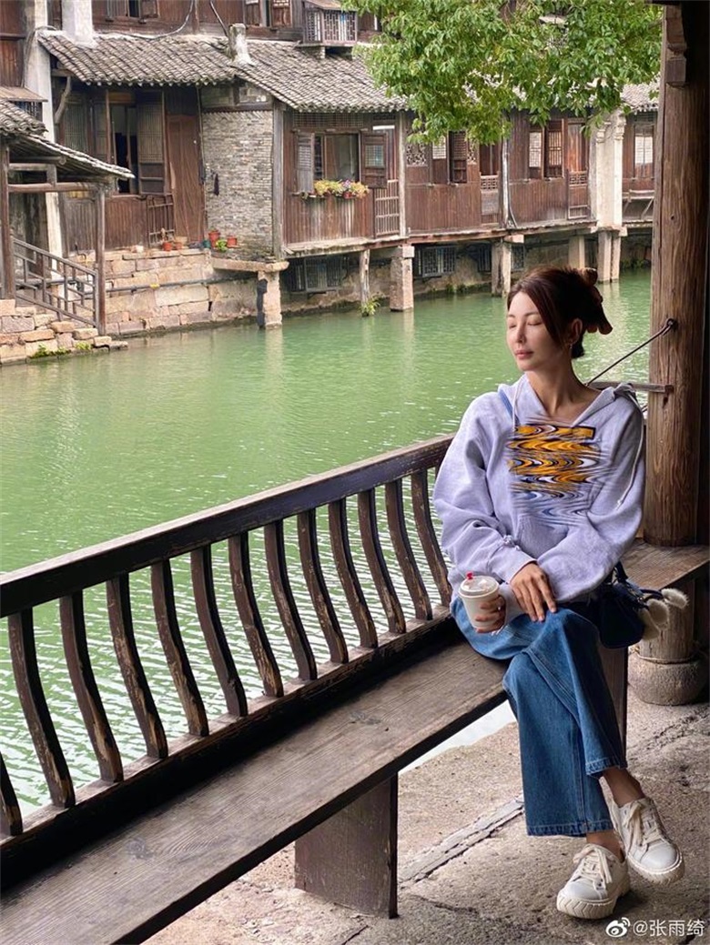 城市夜晚的轮廓在暮色四合中逐渐清晰，霓虹灯的闪烁取代了白日喧嚣的阳光，为重庆铺展开一幅独特的画卷。这座城市，以其山城地貌和江湖气息，孕育出一种别具一格的夜生活文化。而《重庆夜生活论坛》，便如同一扇窗口，让人们在数字世界里得以窥见并深入探索这座城市夜晚的多元魅力。它不仅仅是一个信息交流的平台，更是一个承载着城市记忆、凝聚着生活气息、反映着时代变迁的虚拟社区。